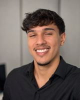 Foto de Tarso Hebert, sorrindo, de camisa escura